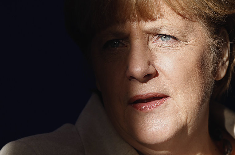 Politico: Меркел е с висок рейтинг, но седи на няколко „бомби със закъснител”