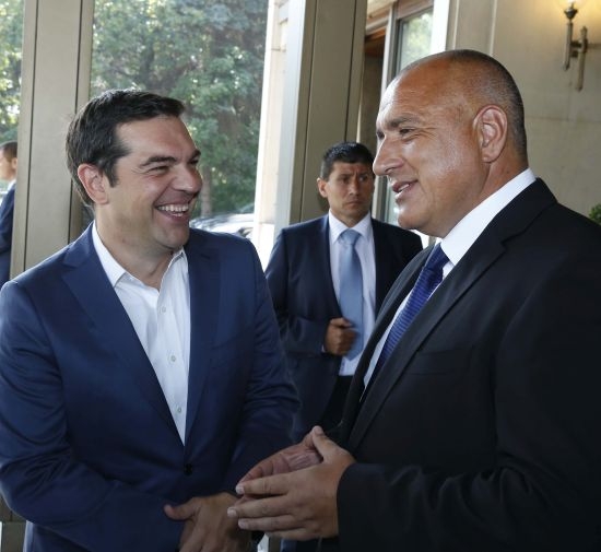 Хит на срещата Борисов - Ципрас: Репортерки се втурнаха да се селфят с премиерите (СНИМКИ)