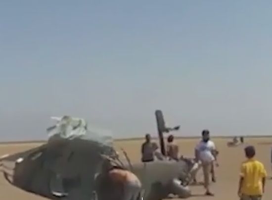 Деца играят с отломки от руския Ми-8, свален в Сирия (ВИДЕО) 