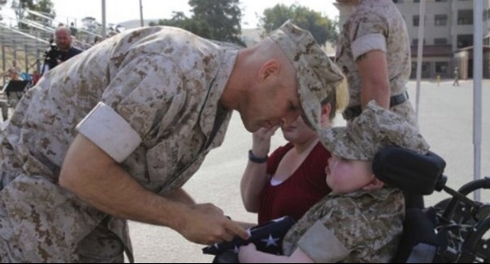 8-годишно момче разплакаха морските пехотинци в САЩ (ВИДЕО/СНИМКИ)