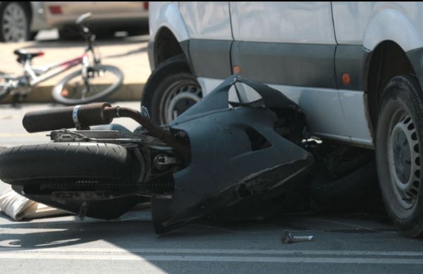 Вижте ужасяващи СНИМКИ от трагедията с моторист в София (18+)