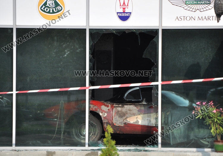 Извънредно: Пожар изпепели салон за ретро автомобили на бившия кмет на Хасково (СНИМКИ)