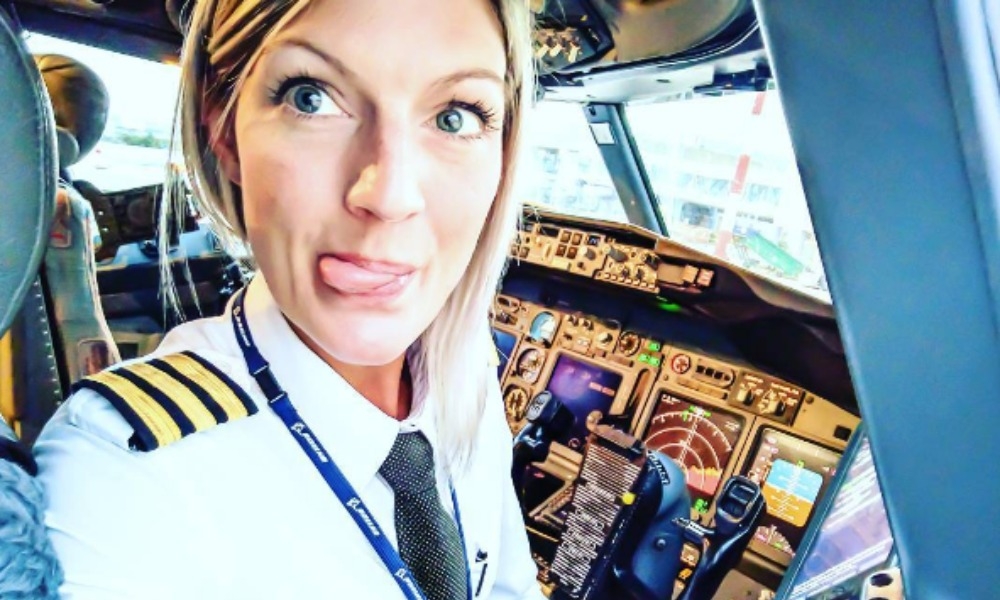 Секси пилотка от Швеция се разголи и стана звезда в Instagram (СНИМКИ)