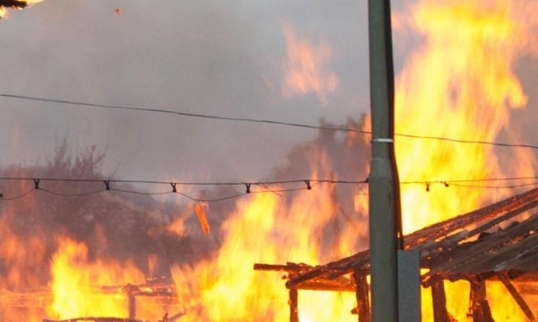 Пожар гори на метри от дом за хора с психични проблеми, евакуираха ги