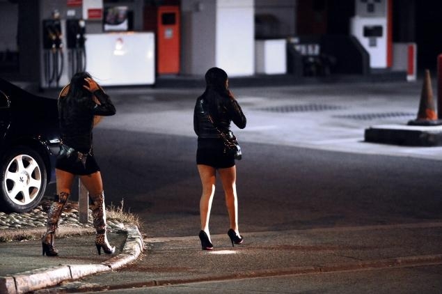 Полуголи проститутки се сбиха за "територия" в Ню Йорк (ВИДЕО 18+)