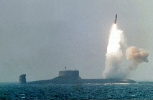 Атомната подводницата „Юрий Долгорукий“ изстреля 4 междуконтинентални ракети „Булава“ (ВИДЕО)