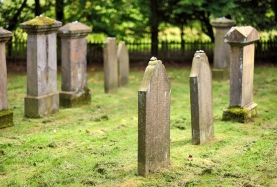 Промоция! Гробар обеща безплатни надгробни плочи за турците, отказали се от еврото и долара
