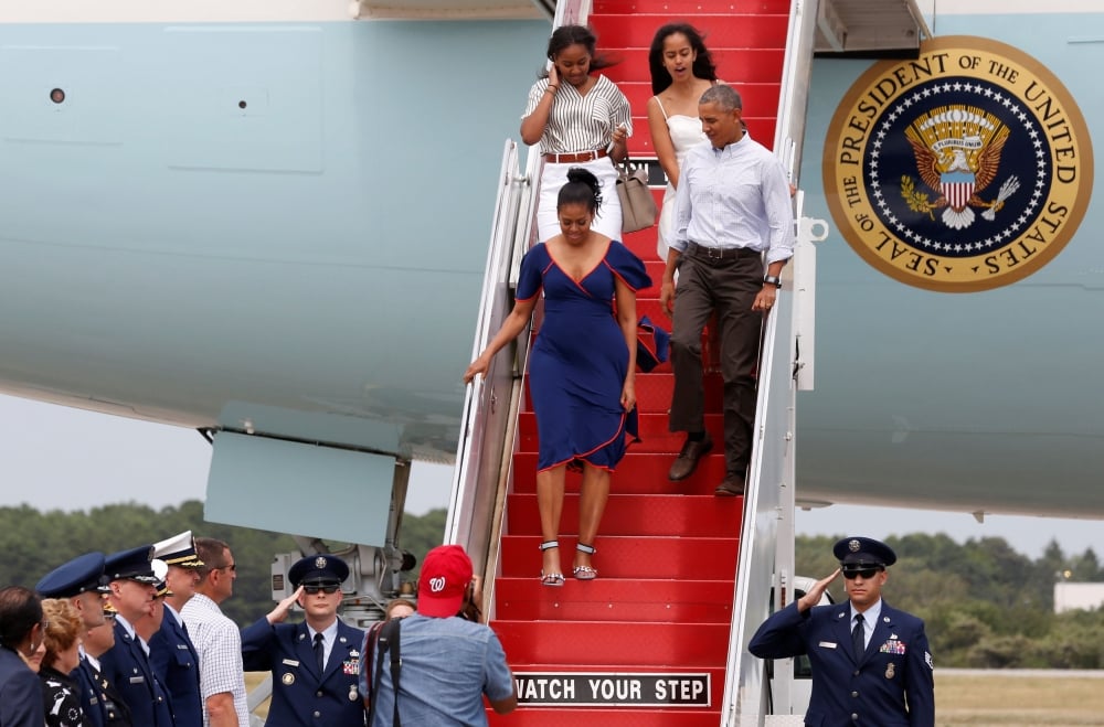 Семейство Обама замина на почивка на шикозен остров (СНИМКИ)
