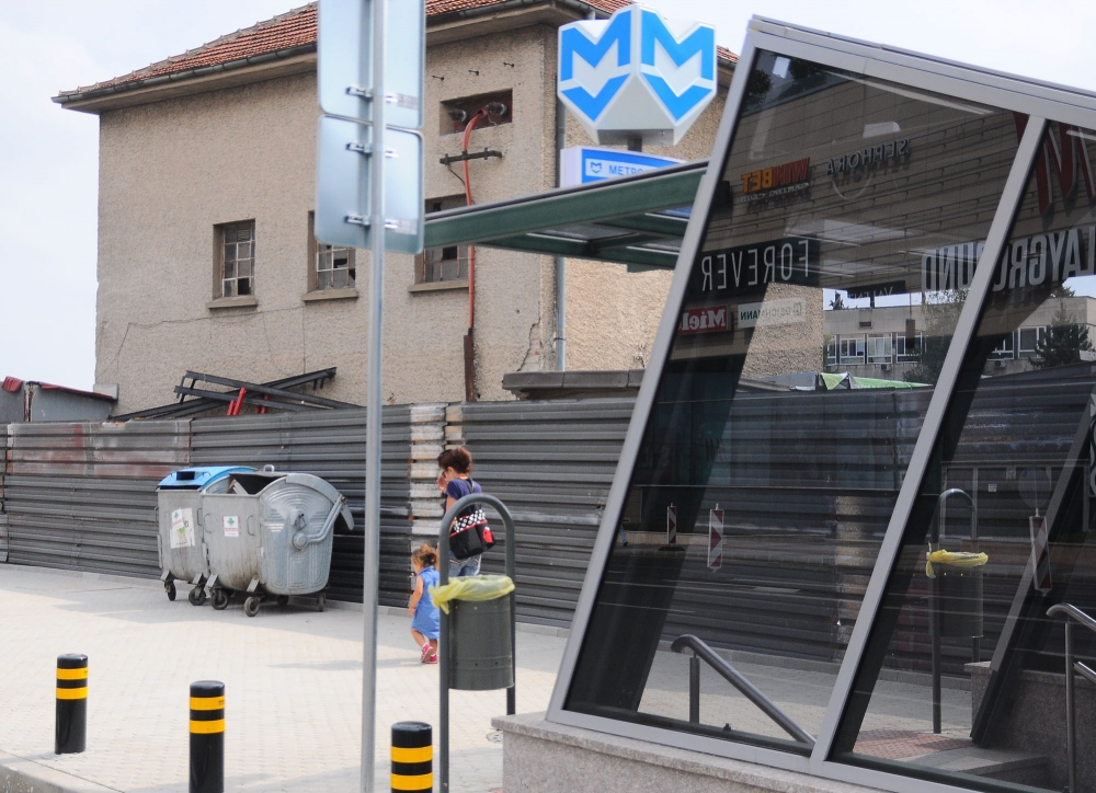 Първо в БЛИЦ! Поредна потресаваща СНИМКА (18+), направена на стълбите на столична метростанция потресе мрежата 