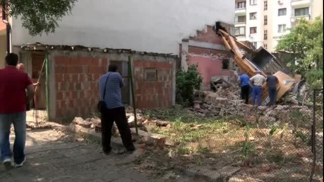 Багер пропадна в центъра на София, кофата продъни жилищна кооперация (ЗРЕЛИЩНИ ВИДЕО/СНИМКИ)