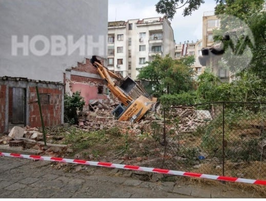 Багер пропадна в центъра на София, кофата продъни жилищна кооперация (ЗРЕЛИЩНИ ВИДЕО/СНИМКИ)