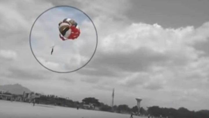Ужасяващо: Бизнесмен се разби на земята по време на атракцион с парашут (ВИДЕО 18+)