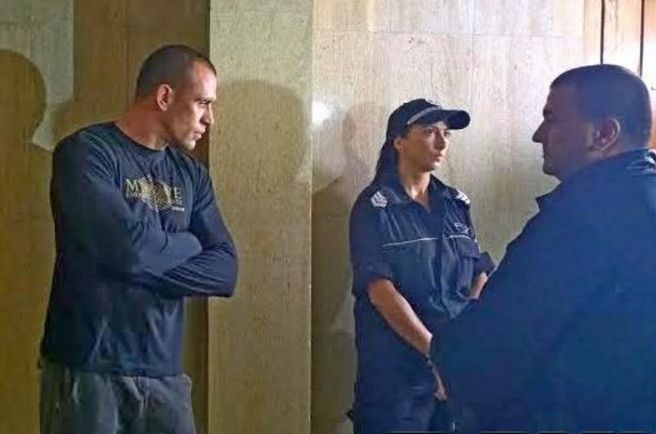 Екшън преди минути: Хулиганът Радичев скъса синджира, нападна журналистите в съда
