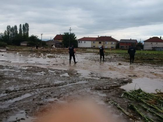 Бебе на 16 месеца е изчезнало след потопа в Македония, потвърдиха смъртта на 22-ма
