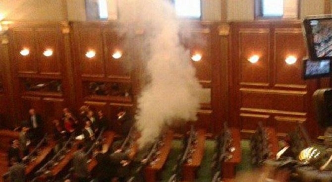 Какво се случва?! Депутат пусна сълзотворен газ в парламента на Косово (ВИДЕО)