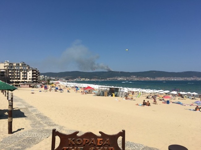 Туристите са в паника: Огнен ад се изви над „Свети Влас” (СНИМКИ)
