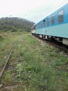 Ексклузивно в БЛИЦ: Скала се стовари върху влака от София за Бургас! (СНИМКИ)