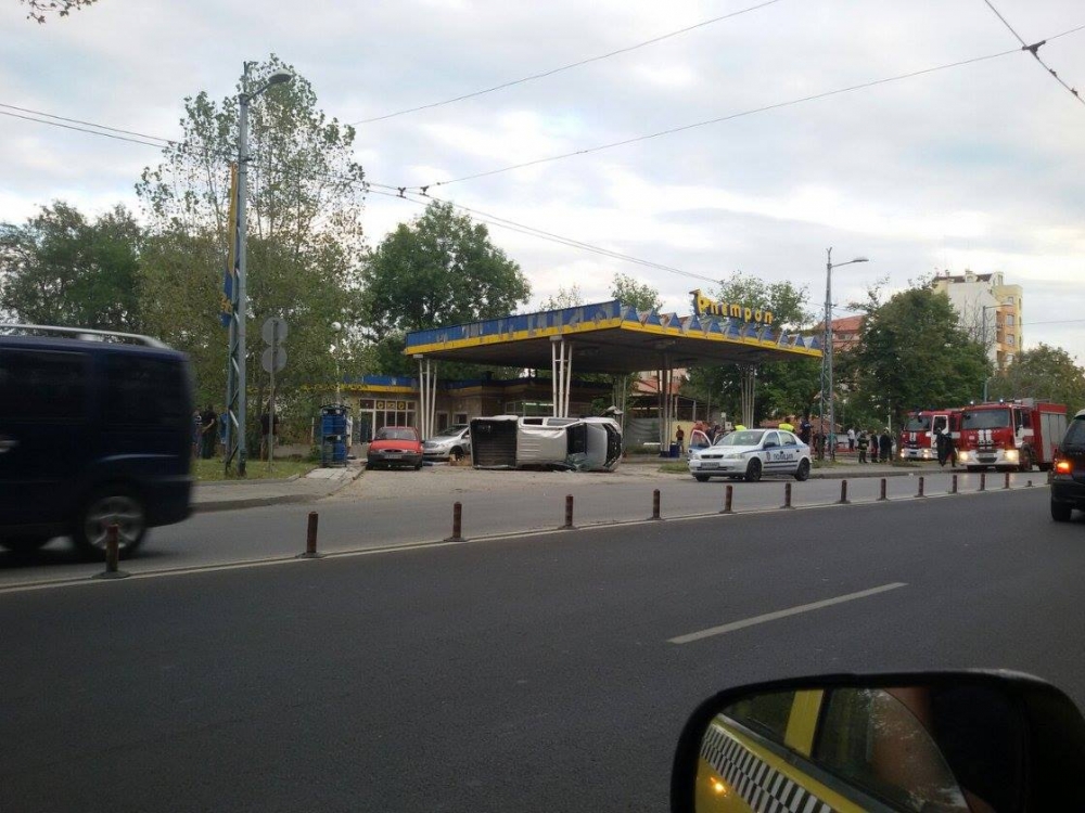 Първо в БЛИЦ от последните минути: Страшно меле в Пловдив, джип се вряза в бензиностанция, друг помля кола (СНИМКИ)