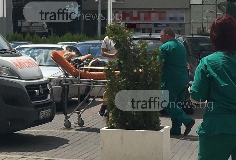 Линейка пред мол Пловдив, изнасят жена на носилка