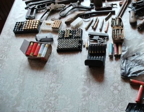 Взривни вещества и боеприпаси изловиха ченгета в Пазарджик 