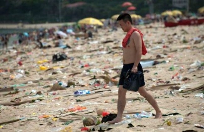 Китайци на плаж (ПОТРЕСАВАЩИ СНИМКИ)