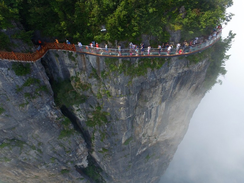 Уникално! Най-големият стъклен мост в света откриват след броени дни (СНИМКИ/ВИДЕО)