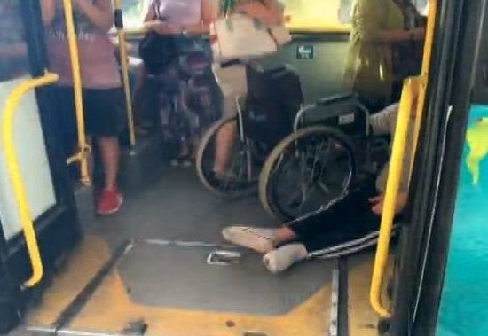 Скандално! Шофьор на автобус крещи на инвалид, че не му плащат, за да му помага (ВИДЕО)
