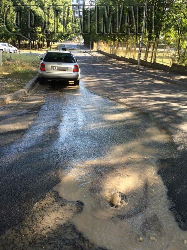 Гейзер изригна от канализация в Бургас (СНИМКИ)