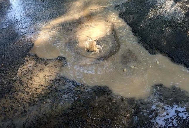 Гейзер изригна от канализация в Бургас (СНИМКИ)