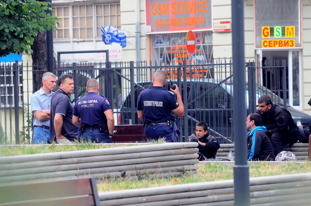 СНИМКИ от акция в БЛИЦ! Полицаи проверяват съмнителни араби в центъра на София 