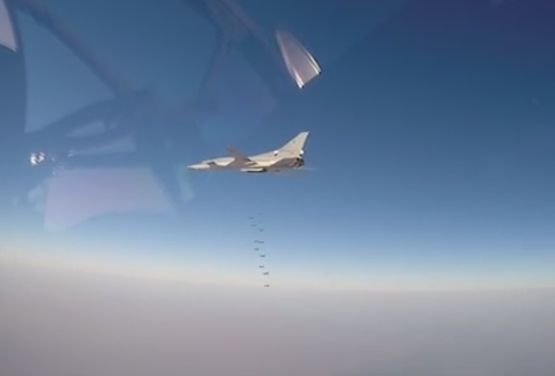 ДАЕШ в илюминатора: Страшилището Ту-22М3 предава „бетонобойни” поздрави на терористите (ВИДЕО)