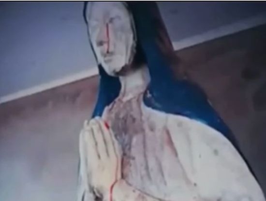 Статуя на Дева Мария заплака с кървави сълзи (СНИМКА/ВИДЕО)