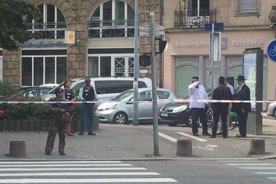 Пак ужас във Франция! Ислямист прободе равин в Страсбург с крясъци "Аллах акбар!" (СНИМКИ)