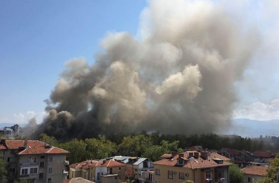 След 5 часа битка: Огнената стихия в Пловдив е овладяна 