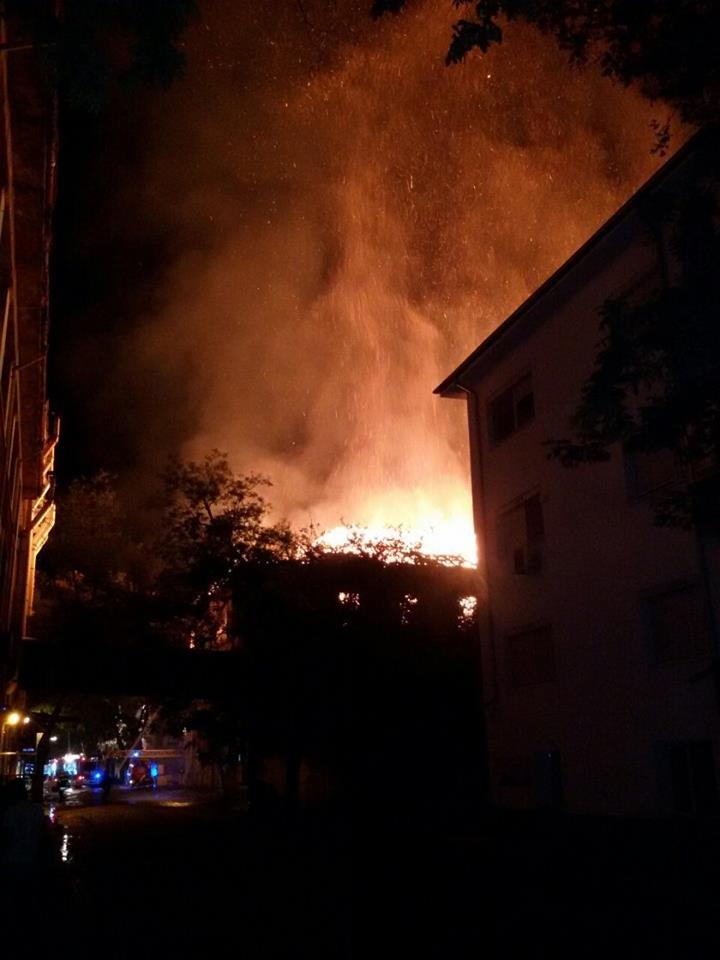 От последните минути! Пожарът изкара пловдивчани на улицата, хората се молят огънят да не стигне домовете им 