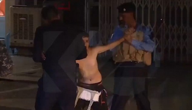 Полицаи премахват "шахидски пояс" от младо момче (СНИМКИ/ВИДЕО)