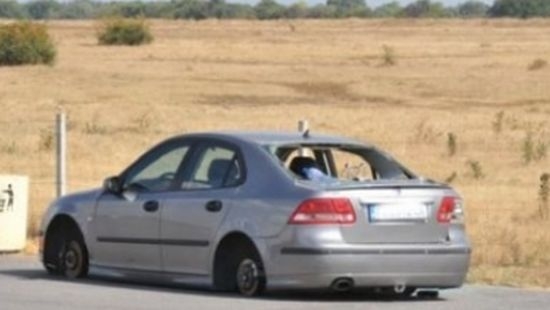 На АМ "Тракия" е страшно! Свирепи автоджамбази оглозгаха аварирала кола, докато собственикът й търсел помощ (СНИМКИ)