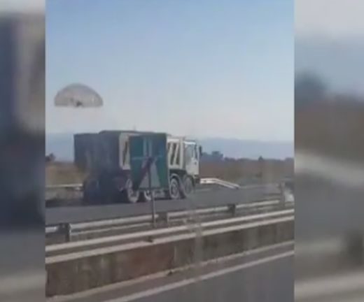 Шокиращи кадри! Товарен камион "лети" без напрежение в насрещното (ВИДЕО)
