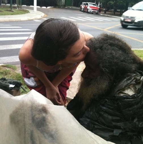 Всеки ден тя поздравява и целува този бездомник! Но една сутрин, той ѝ дал няколко листа...