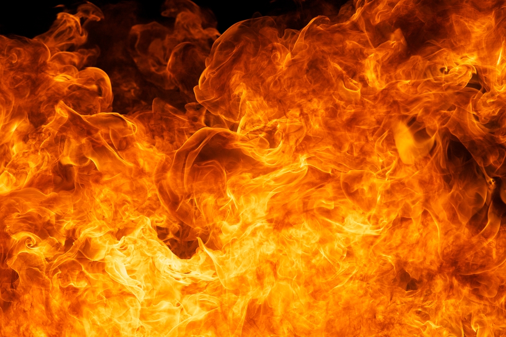 Огнен ад край Дупница! Бързо разрастващ се пожар заплашва да застигне къщи