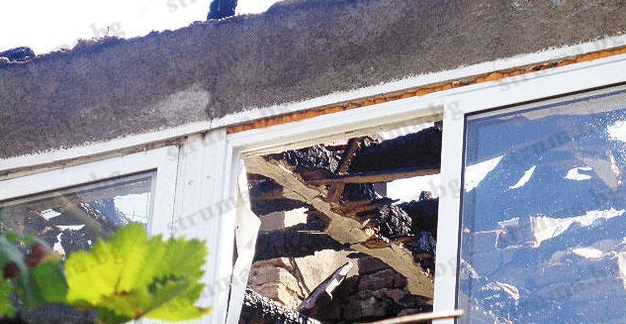 Семейство хвърли 20 000 лв. за ремонт на къщата си, някой я подпали 2 дни след това (СНИМКИ)