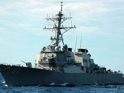 На ръба на военния конфликт! Кораб на САЩ откри огън по ирански катер   