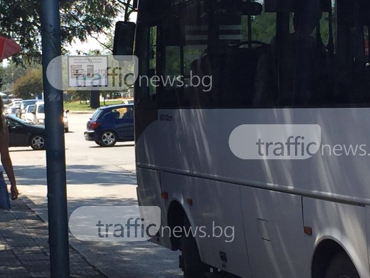 Абсурд по български! Шофьор на автобус, пълен с пътници, влезе в насрещното, за да си купи храна (СНИМКИ)