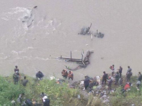Автобус излетя от пътя и падна в река, има 20 загинали   