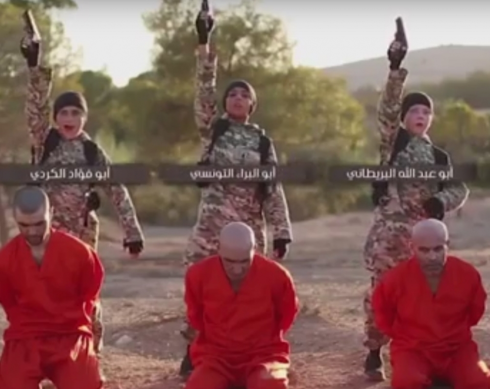 ДАЕШ пусна смразяващ клип как деца убиват кюрди военопленици (ВИДЕО 18+)