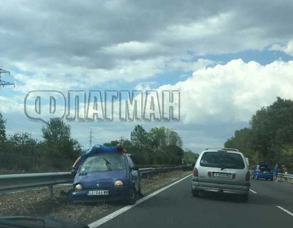 Брутална катастрофа край Бургас! Пътник излетя през колата (СНИМКА)