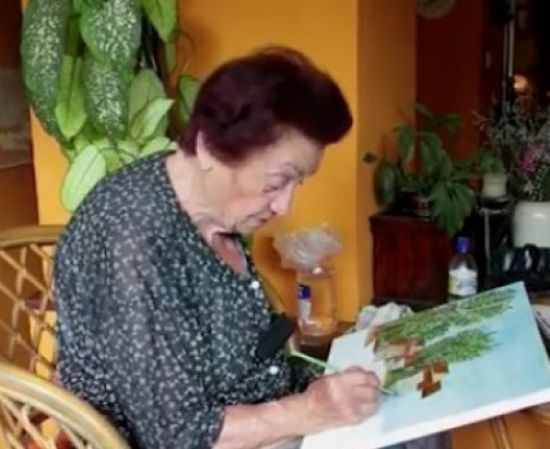 Старицата от Варна, която трогна цяла България, рисува картини на Шишкин 
