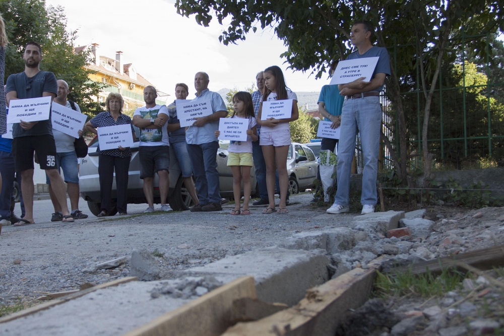 Столичен квартал на бунт срещу незаконна ограда (СНИМКИ)