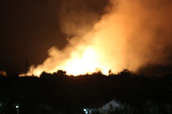 Огнен ад в Казанлък! Пожарникари-герои спасиха вилната зона (ВНИМКИ/ВИДЕО)