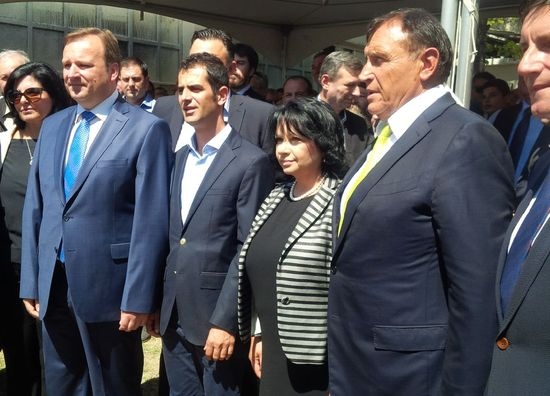 Министър Петкова отскочи до Македония 